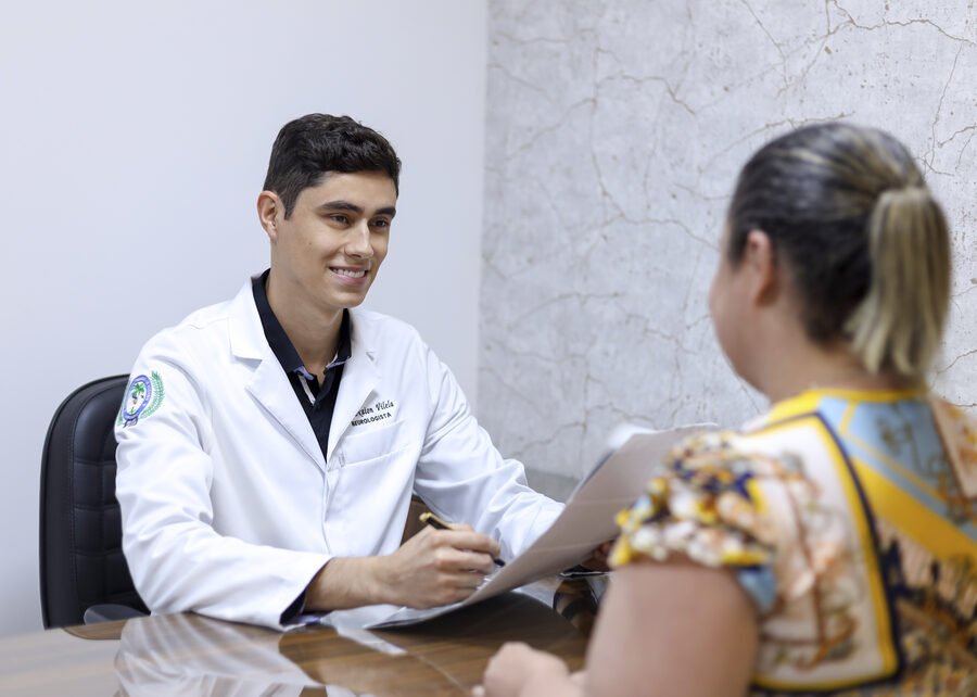 Dr. Dkaion em consulta com paciente — Goiânia